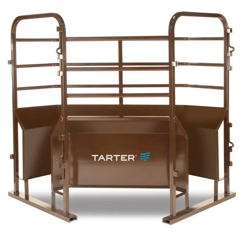 Tarter’s 90° Alley Corner helps livestock safely and easily move into the roping chute.